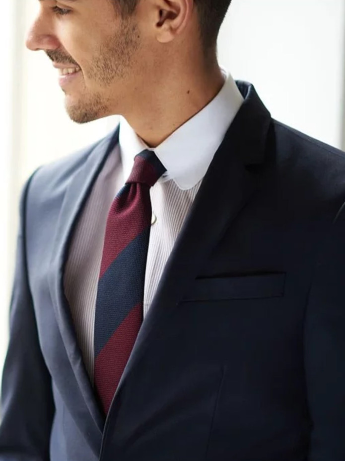 Zijden grenadine stropdas marineblauw met bordeaux strepen