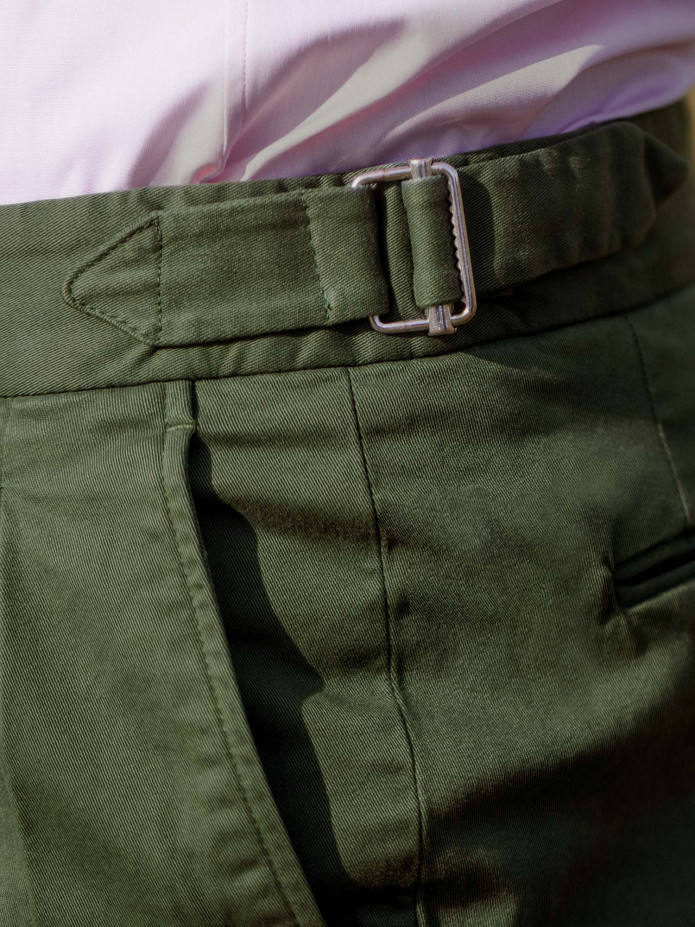 Tijmgroene chino pantalon met plooien en hoge taille