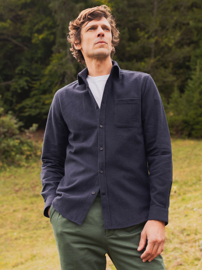 Donkerblauw overhemd van dikke flanel met Italiaanse kraag