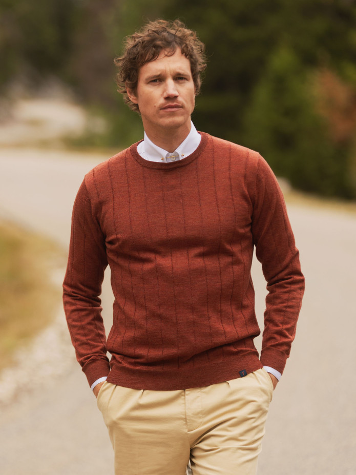 Steenrode trui met ronde hals en ribbels
