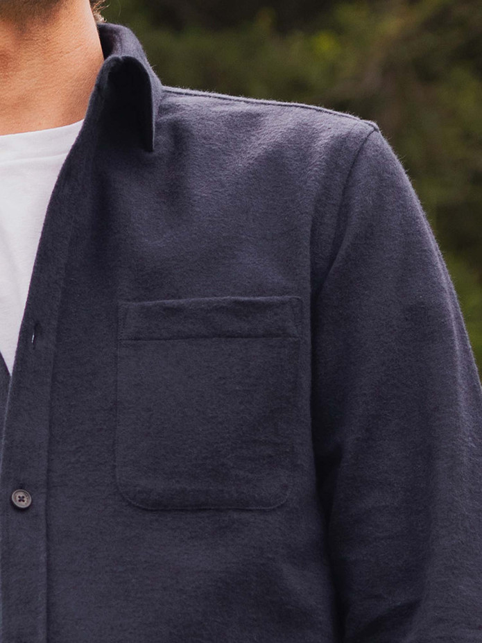Marineblauw overhemd van dikke flanel met Italiaanse kraag