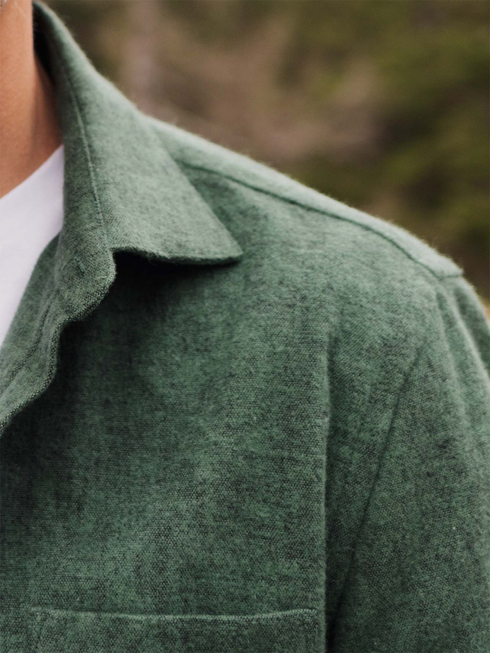 Groen overhemd van dikke flanel met haaienkraag