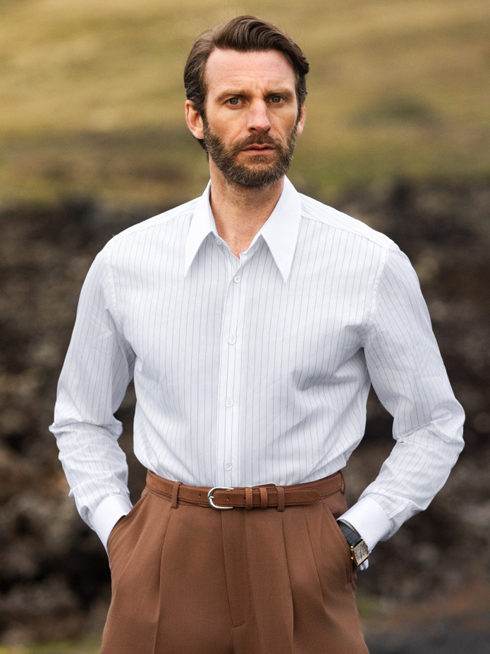 Wit overhemd met button-down kraag en fijne strepen