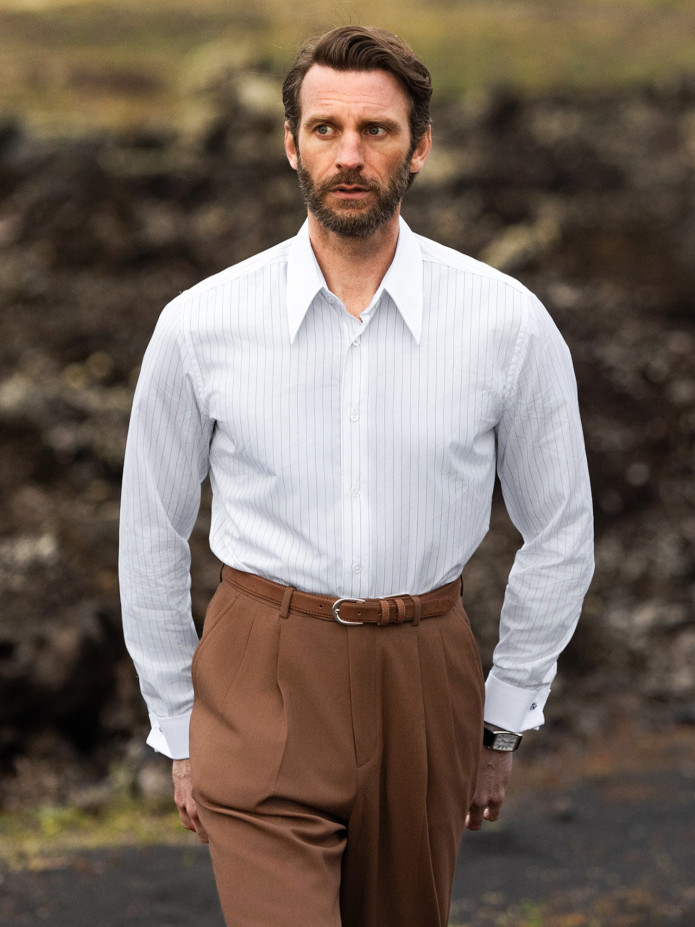 Wit overhemd met button-down kraag en fijne strepen